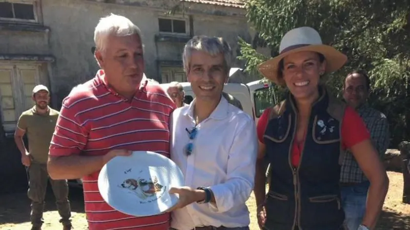 O vencedor com dois elementos do júri.   Foto DT