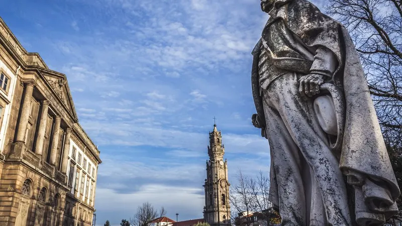 Ramalho Ortigão, portuense, criticava frequentemente o excessivo centralismo de Lisboa, que considerava responsável pelo afastamento das elites face à realidade do país e por uma estagnação cultural de Portugal.&nbsp; Foto&nbsp;Fotokon / Shutterstock.com
