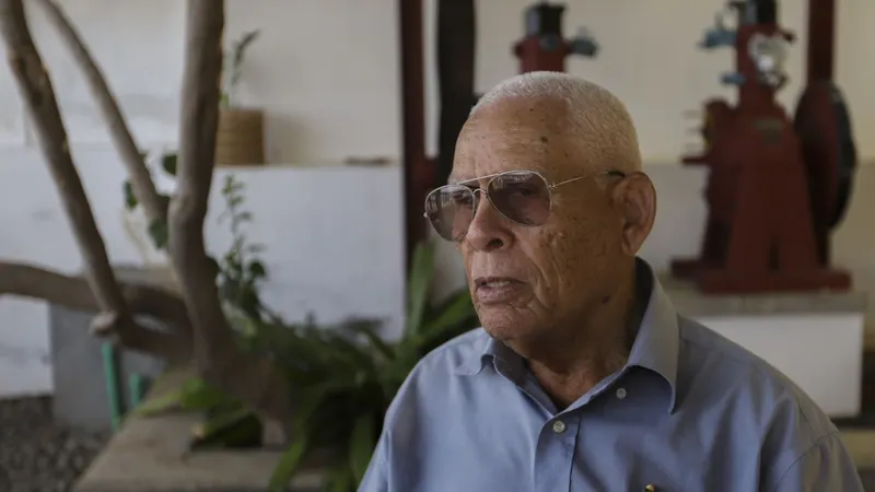 Joaquim Liberal Spencer, um dos irmãos separados há 80 anos, depois da deportação do pai para Cabo Verde, em Tarrafal de São Nicolau, Cabo Verde. Joaquim e Deodato viveram décadas sem saberem um do outro. Conheceram-se em 2014. Foto ELTON MONTEIRO/LUSA