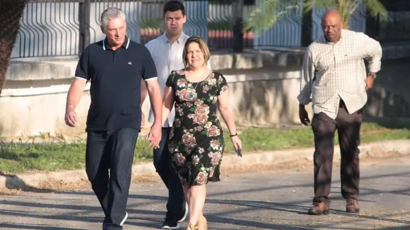 O presidente cubano e a esposa a caminho da assembleia de voto.   Foto REUTERS/Fernando Medina