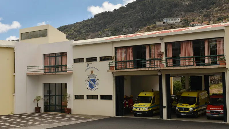 Incidente mobilizou quatro viaturas, três&nbsp;veículos de combate a incêndios e uma ambulância.