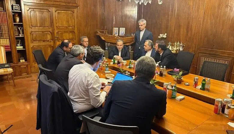 A comitiva iraniana em discussão com os EUA.&nbsp; Foto EPA/IRANIAN FOREIGN MINISTER MEDIA CHANNEL HANDOUT