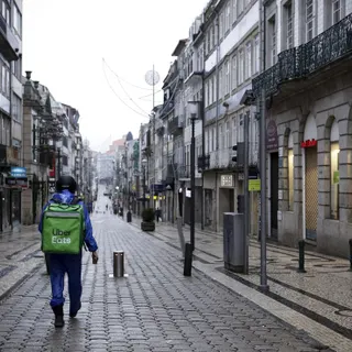 Um
trabalhador de entregas ao domicílio na Rua de Santa Catarina durante o
recolher obrigatório do estado de emergência no Porto. FOTO MANUEL FERNANDO ARAÚJO/LUSA