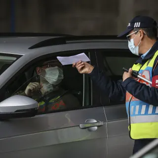 Agentes da PSP
controlam o tráfego rodoviário na Circunvalação durante o recolher obrigatório
do estado de emergência no âmbito das medidas de contenção da covid-19, Porto,
15 novembro 2020. FOTO JOSÉ COELHO/LUSA
