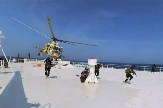 Imagem de vídeo feito pelos rebeldes iemenitas que atacaram, por ar, um cargueiro no Mar Vermelho há algumas semanas.&nbsp; &nbsp;Foto printscreen