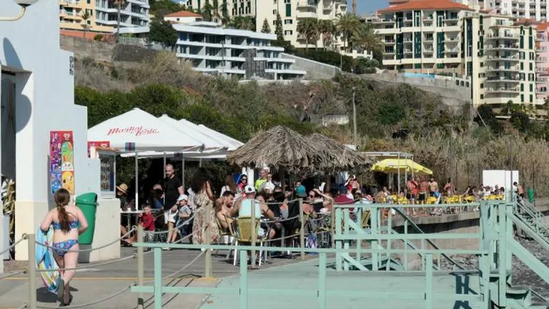 Madeirenses continuam a retomar as actividades de lazer e trabalho típicas da época e sem novos casos há 20 dias. Foto 