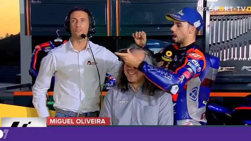 Miguel Oliveira rapou o cabelo a comentador em directo