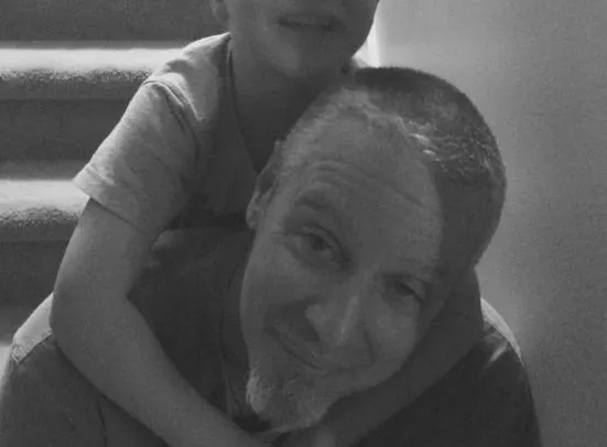 Colin Gray com o filho ainda criança. Foto DR/XTwitter