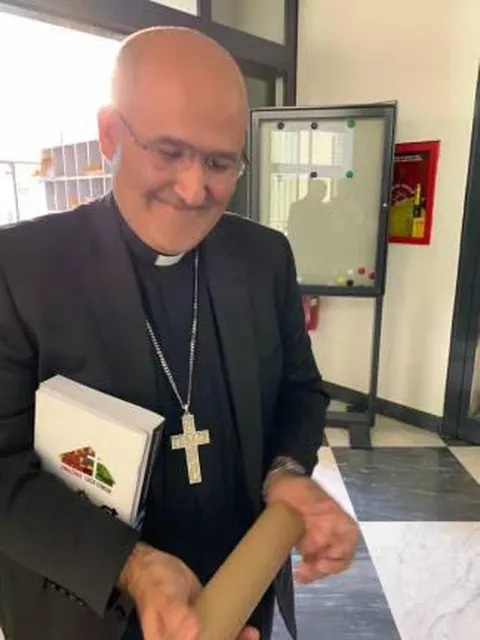 D. Tolentino Mendonça após receber o cartoon oferecido pelo DIÁRIO. Diz que vai guardar com estima. 