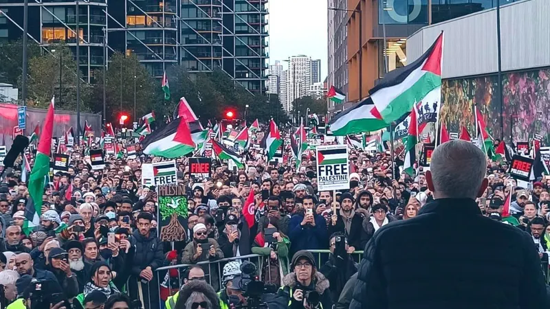 Manifestação pacífica pró-palestiniana contou com protestos contra de elementos de extrema-direita.&nbsp; &nbsp;Foto Twitter