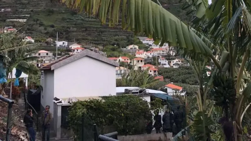 A casa onde a idosa foi encontrada esfaqueada, esta tarde. Fotos Victor Hugo