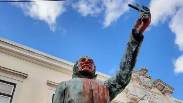 A estátua do Padre António Vieira vandalizado na noite de quarta para quinta-feira. Foto DR/Twitter