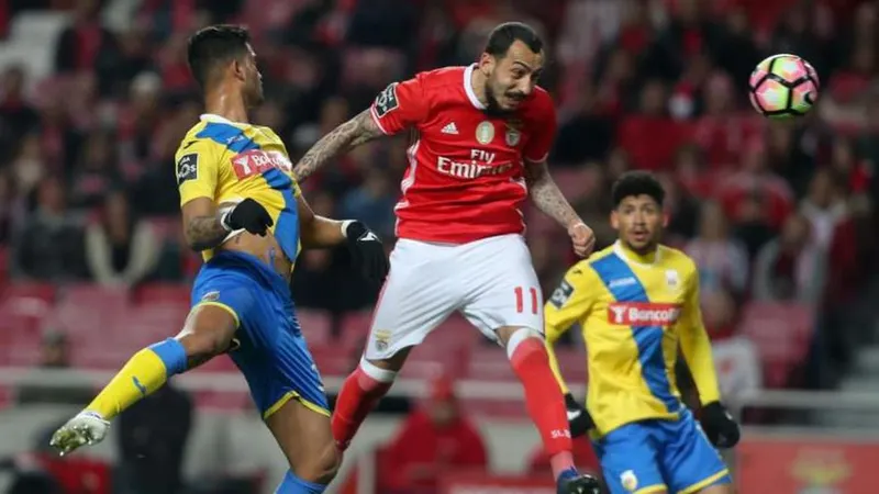 Mitroglou marcou os dois primeiros golos.   Foto Jorge Amaral/Global Imagens