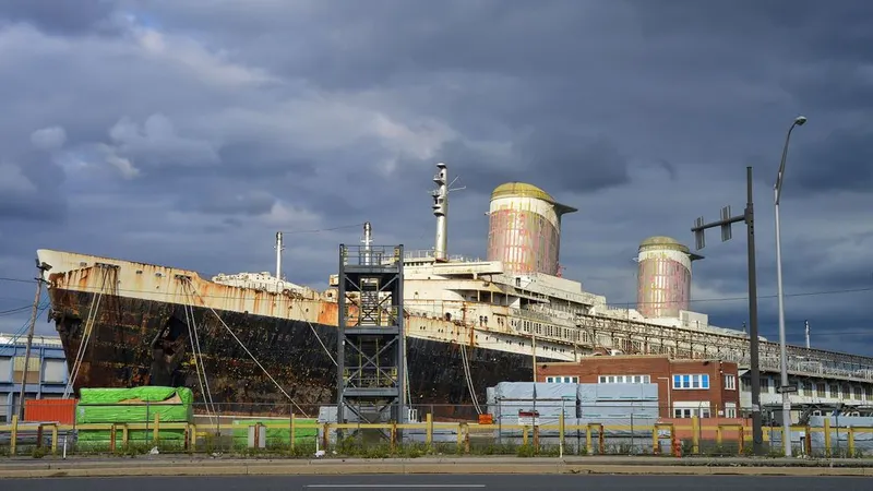 O navio esteve no Funchal pelo menos na década de 1960. Há alguns anos tem estado na Pensilvânia à espera do destino final. Foto&nbsp;Patty Ballay / Shutterstock.com