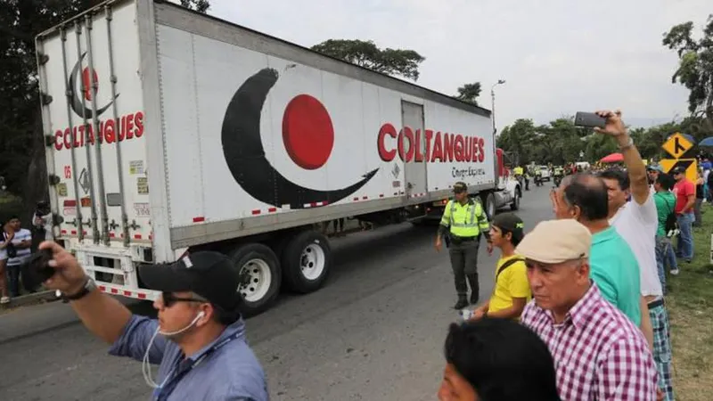 Camiões chegam a um armazém, onde a ajuda humanitária internacional para a Venezuela será mantida de acordo com as autoridades, perto da ponte transfronteiriça Tienditas entre a Colômbia e a Venezuela, em Cucuta. Foto REUTERS/Marco Bello