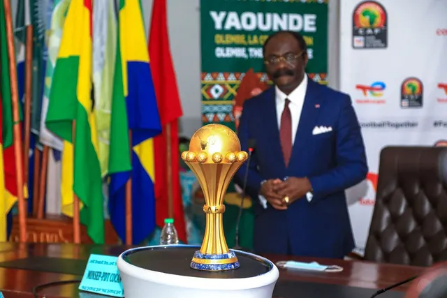 O troféu em disputa.&nbsp; &nbsp;Foto&nbsp;Daniel Beloumou Olomo/AFP