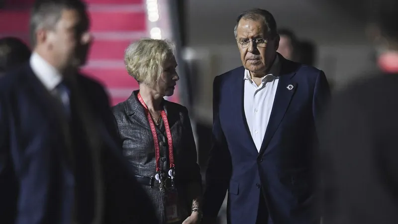 Lavrov na chegada a Bali no domingo.&nbsp; &nbsp; Foto&nbsp;EPA/SONNY TUMBELAKA / POOL