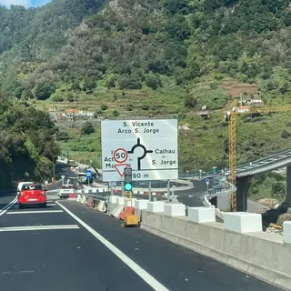 Pré-aviso gráfico junto à nova rotunda da via expresso, na Ribeira de São Jorge
