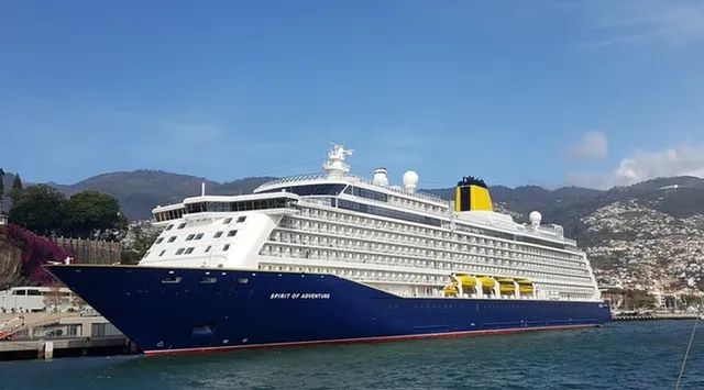 'Spirit of Adventure' estava a cerca de 224 quilómetros (121 milhas náuticas) a sudoeste da ilha.