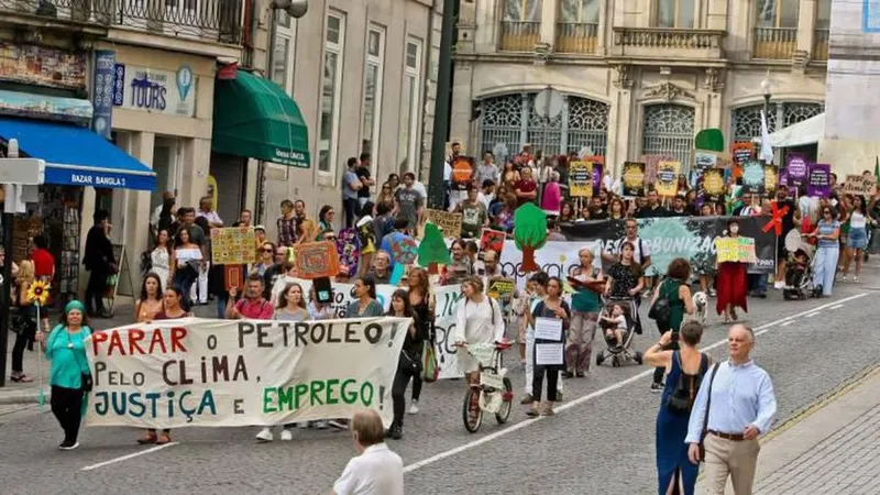 Aspecto da marcha organizada também hoje na cidade do Porto. FOTO José Carmo / Global Imagens 