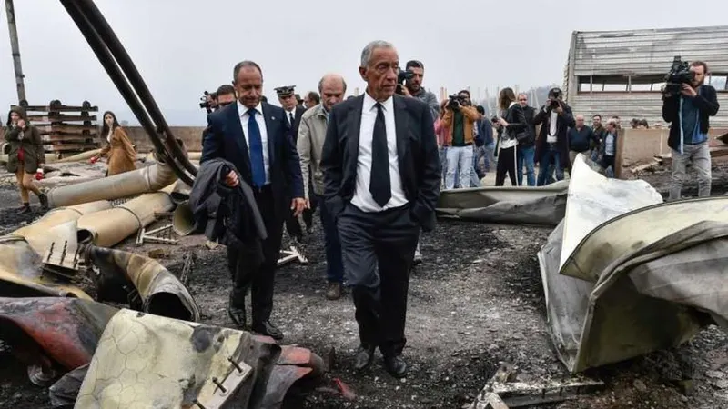 O chefe de Estado encontra-se numa visita pelas áreas mais fustigadas pelos incêndios de domingo. FOTO EPA