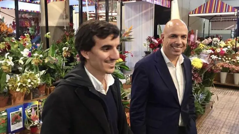 Marcelo Rebelo de Sousa está neste preciso momento no Mercado dos Lavradores, a convite de Paulo Cafôfo.