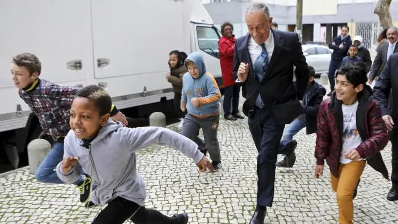 O Presidente da República, Marcelo Rebelo de Sousa, corre com crianças no Bairro da Horta Nova, após ter almoçado com um casal ex-sem-abrigo.  Foto MIGUEL A. LOPES/LUSA