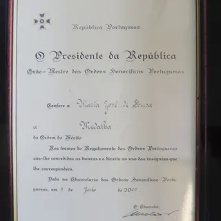 Certificado da Medalha da Ordem do Mérito, atribuída pelo presidente da República Portuguesa nas comemorações do 10 de junho de 2000. Atribuição: PESP / Wikimedia CC-BY-SA 4.0