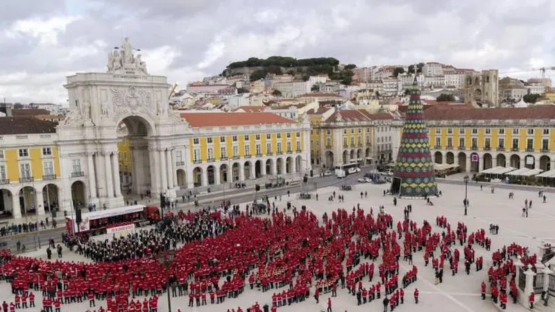 Já no passado dia 24 de Novembro os bombeiros (na foto)  tinham estado concentrados na Praça do Comércio, em Lisboa.   Foto LUSA