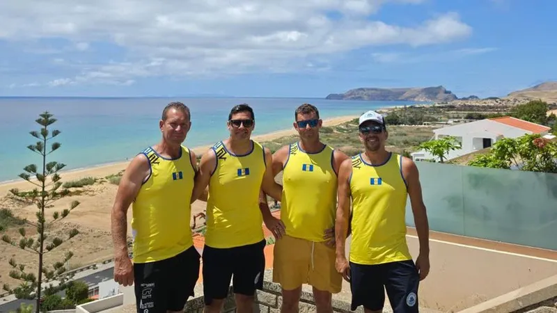 Quatro canoístas completaram a travessia entre o Porto Santo e a Madeira em canoa tradicional, no passado dia 19 de Junho.&nbsp;