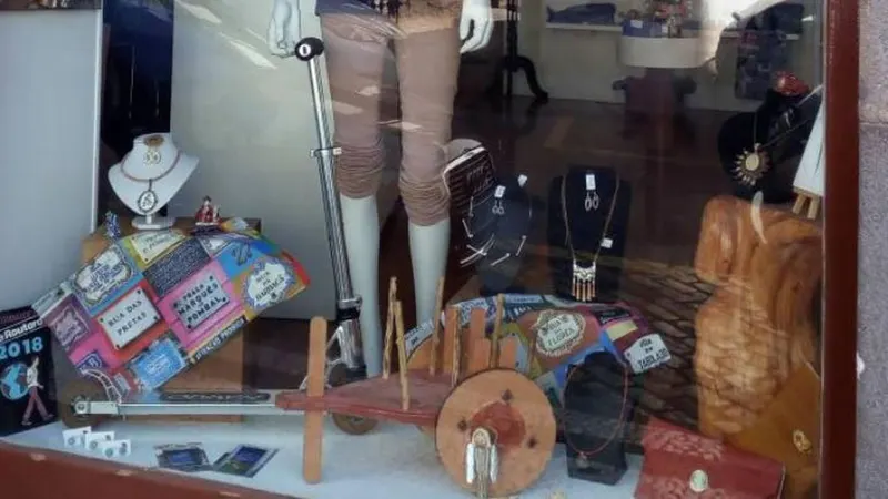 A montra do estabelecimento ‘Saudade Madeira - Arte e Café’.