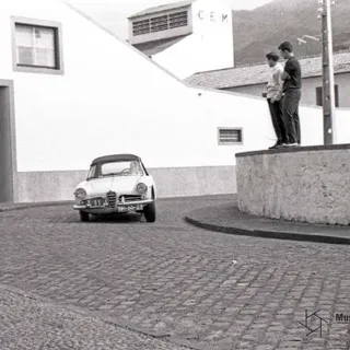 Zita Garton, ao volante de um Alfa Romeo, na Volta à Madeira de 1965. <b>Foto Museu de Fotografia da Madeira Atelier Vicente's</b>