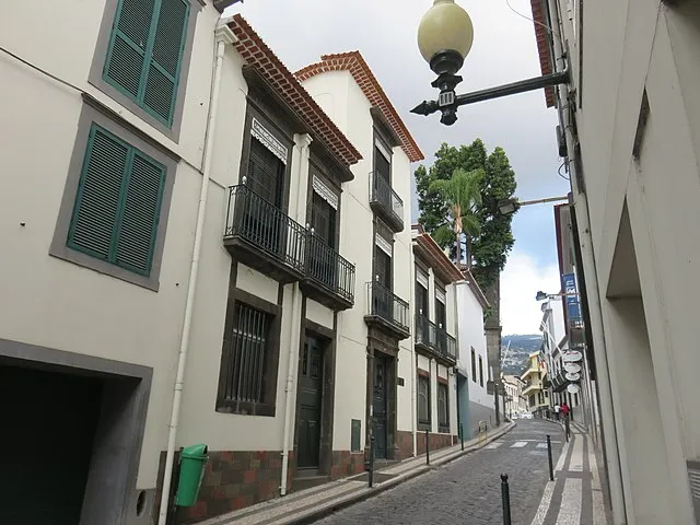 Antigo solar dos viscondes das Nogueiras, à rua da Mouraria, antiga residência das irmãs Sauvayre e atual Centro Infantil/ Escola Maria Eugénia de Canavial - Lactário. Foto de setembro de 2020. Atribuição: PESP / Wikimedia CC-BY-SA 4.0 