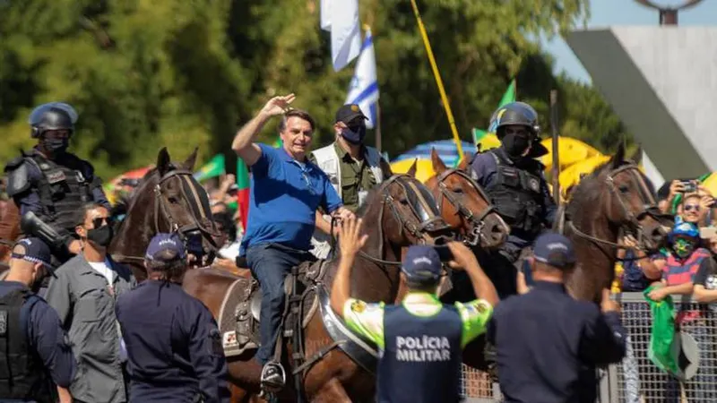 Bolsonaro continua a promover manifestações em seu apoio, aqui com cerca de três mil em Brasília. Foto EPA/Joedson Alves