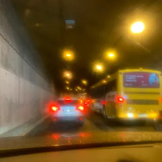 No centro da cidade, são várias as ruas onde o trânsito tem estado condicionado durante a hora de almoço.