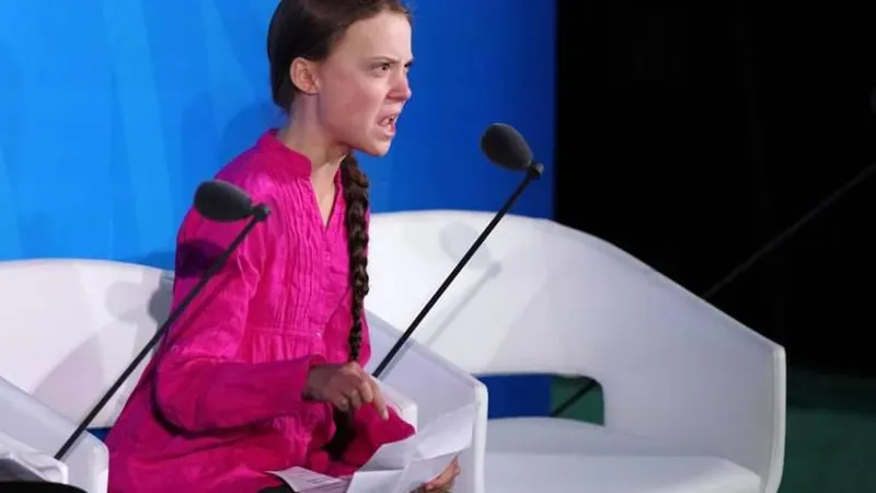 A jovem activista sueca Greta Thunberg criticou os líderes mundiais pela inação face às alterações climáticas e acusou-os de lhe roubarem os sonhos e a infância. “Como é que se atreveram? Vocês roubaram-me os sonhos e a infância com as vossas palavras vazias”, disse a jovem defensora do ambiente em Nova Iorque no início da Cimeira da Acção Climática, convocada pelo secretário-geral da ONU, António Guterres.