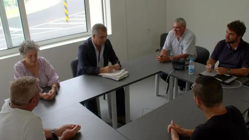 A reunião mantida no Porto Santo entre a APRAM e o movimento cívico.   Foto DR