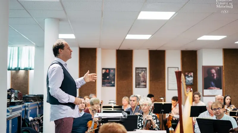 Ensaios da Orquestra Clássica da Madeira para o concerto de Ano Novo com o maestro convidado Tibor Bogányi
