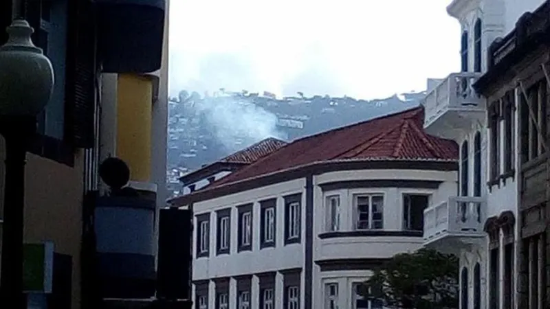 Fumo é visível da baixa do Funchal, mas trata-se de um procedimento autorizado. Foto: DR