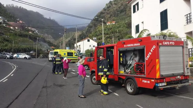 O fogo foi extinto pelos Bombeiros da Ribeira Brava. Foto Orlando Drumond