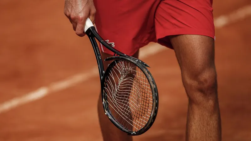 Djokovic partiu a raquete mas passou às meias-finais em Roma. Foto&nbsp;Clive Brunskill/EPA