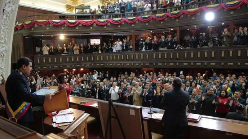 A criação desta assembleia, considerada pela oposição como uma tentativa de instaurar uma “ditadura comunista”, aumentou a tensão nas relações entre Caracas e Washington.