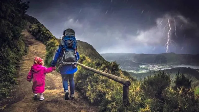 2. Viagem com crianças para os Açores - Praia, montanha e muita natureza são algumas das principais atracções dos Açores. Junte a isso, a facilidade linguística e a facilidade em encontrar os produtos que os seus filhos já estão acostumados. Que mais poderia pedir numas férias em família? Se está em Portugal, este é também um destino barato, com viagens baratas.