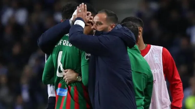O momento em que Lucas Áfrico é reconfortado por Petit após a expulsão. Foto Global Imagens