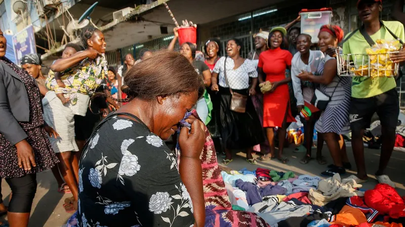 Mulheres choram a morte do antigo presidente angolano.&nbsp; Foto&nbsp;EPA/AMPE ROGERIO