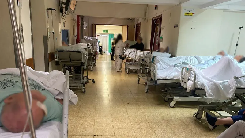 Chegaram a estar mais de 50 doentes internados no Serviço de Urgência, provocando o caos.