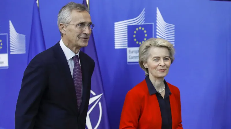 Ursula von der Leyen com o secretário-geral da NATO, Jens Stoltenberg.&nbsp; &nbsp;Foto&nbsp;EPA/OLIVIER HOSLET