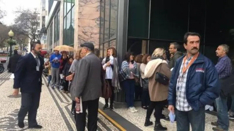 A fila já tem mais de 70 pessoas a esta hora.  Foto de Anna Martins