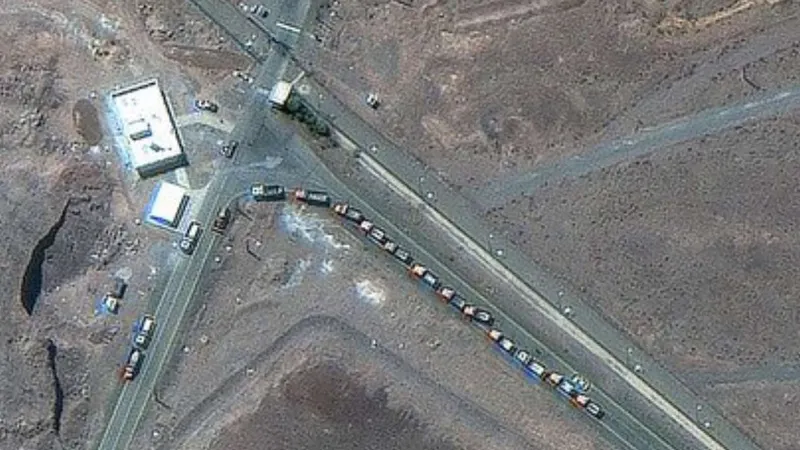 Foto de supostos camiões a retirar o material radioactivo das instalações antes das bombas americanas.