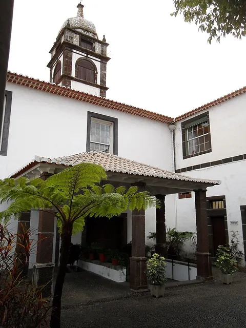 Vista da articulação da igreja de Nossa Senhora da Conceição com o nartéx do Convento de Santa Clara a partir do pátio exterior. De acordo com a descrição de Isabella de França e com informações recolhidas no local, a porta que vemos à esquerda deu em tempos acesso a uma escada, que conduzia ao parlatório onde Maria Clementina - assim como as restantes freiras - recebia as visitas. Pela janela do andar superior terá espreitado muitas vezes, presumivelmente, a beautiful nun.